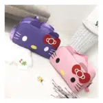 Two Cute Cat-Themed Women's Travel Bags, um roxo e um rosa, são colocados em um piso branco perto de uma cesta. Personalização OEM e ODM disponível.
