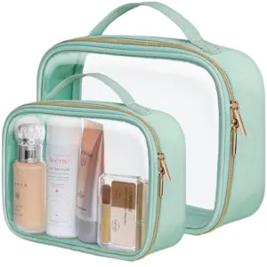 Dua pudina hijau PVC Beg solek kalis air telus, masing -masing dengan sisi yang jelas dan dipenuhi dengan pelbagai produk penjagaan kulit dan solek.