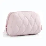 Nafúknutý prenosný taška na make -up v svetlo ružovej farbe s prešívaným, zvlnené šitie a zips, Zobrazené na bielom pozadí - ideálne pre prispôsobenie OEM/ODM.