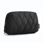 The Puffy Portable Makeup Bag is a black quilted toiletry bag with a zipper and a small "BAGSMART" štítok, K dispozícii pre prispôsobenie OEM a ODM.