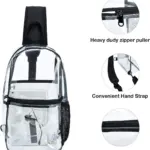 Moda PVC transparente Crossbody póoj yéetel recorte negro, ku ye'esik sosteniendo gafas yéetel tableta; cerca-ups destacan le cremallera, correa, yéetel detalles recortar utia'al u jump'éel bey yéetel estilo.