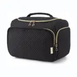 काले रजाई बना हुआ यात्रा कॉस्मेटिक मेकअप बैग गोल्ड ज़िपर्स के साथ, शीर्ष संभाल, और एक सफेद पृष्ठभूमि पर फ्रंट ज़िप पॉकेट; OEM और ODM अनुकूलन के लिए उपलब्ध है.