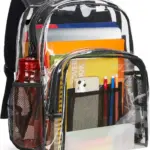 批發防水PVC透明背包容納筆記本, 筆, 電話, 並在其網狀側口袋裡有一個紅色水瓶.