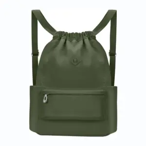 Backpack di Deporte di Oxford impermeabel cu compartimentonan den berde olijfi, cu ta conta cu un ceramento di halamento ., saku di zipper dilanti, e saconan banda .. Mustra riba fondo blanco .. Servisio di OEM i ODM disponibel pa branding i diseño personalisá.