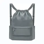 Ransel Oxprord Oxpord Oxpord sareng kompartemen, nampilkeun desain abu, saku zipper hareup, sareng dua kantong samping. Sampurna pikeun OEM atanapi Okm Customization pikeun cocog sareng Peryogikeun Anjeun atanapi Pangumuman Usaha Anjeun. Ditingalikeun dina latar bodas.