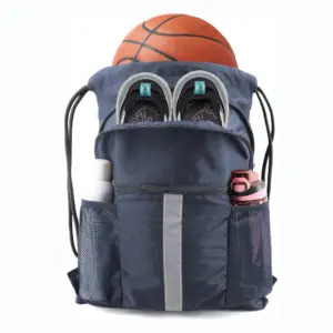 Ang naylon malaking-kapasidad na basketball drawstring backpack ay may hawak na basketball, Sapatos, Mga bote ng tubig, at may mga side bulsa para sa mga bote ng shaker.