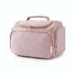 क्विल्टेड डिजाइन के साथ हल्के गुलाबी यात्रा कॉस्मेटिक मेकअप बैग, शीर्ष संभाल, स्वर्ण -जिपर्स, और सामने की जेब - OEM और ODM अनुकूलन के लिए उपलब्ध है.