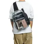 Juntúul máak ti' jump'éel camisa sak yéetel pantalones khaki bisik jump'éel PVC transparente PVC PVC póoj yéetel artículos visibles ichil.